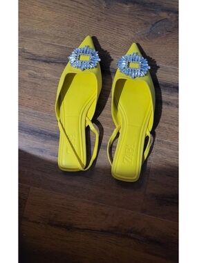ZARA Yellow Pointed Slingback Flats with Crystal Buckle. Size 9(40)